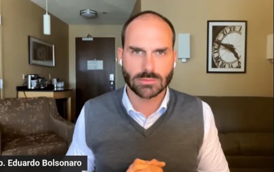 Eduardo Bolsonaro volta a criticar Tarcísio e diz que governador é “candidato do sistema” para 2026
