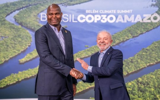 Durante COP30, Lula brinca com diferença de altura em relação ao presidente de Moçambique