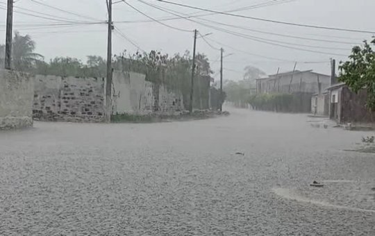 Chuva de granizo surpreende moradores de Itambé; cidade está sob alerta de tempestade