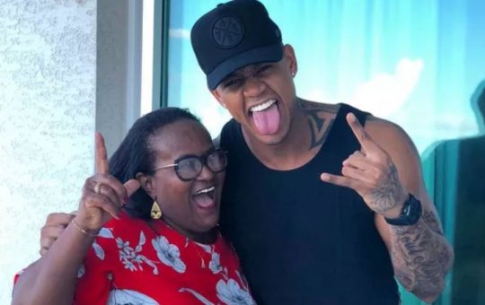 Léo Santana presta homenagem à mãe no aniversário dela: 'A gigante mesmo sempre foi você'