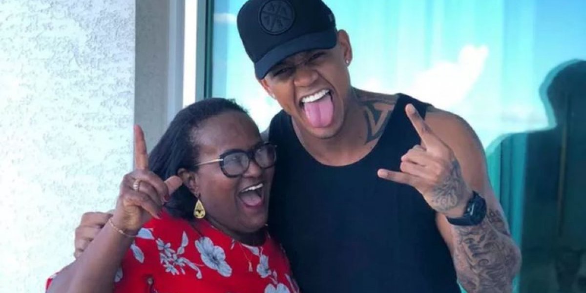 Léo Santana presta homenagem à mãe no aniversário dela: 'A gigante mesmo sempre foi você'