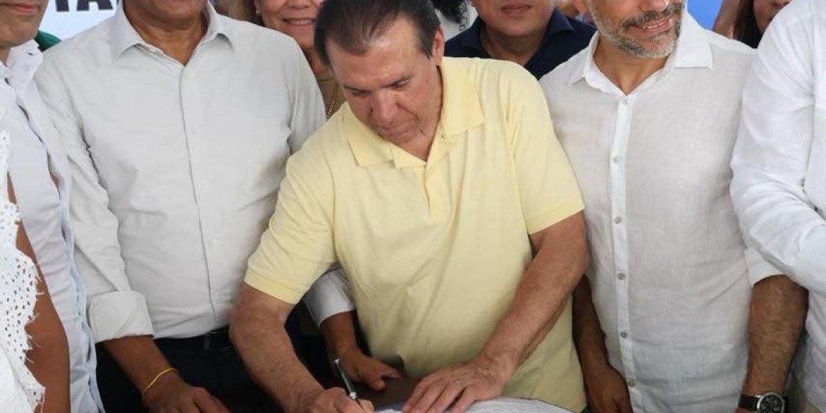 Ministro Luiz Marinho (ao centro) assina o documento. Jerônimo e Bruno Reis aparecem à esquerda da imagem