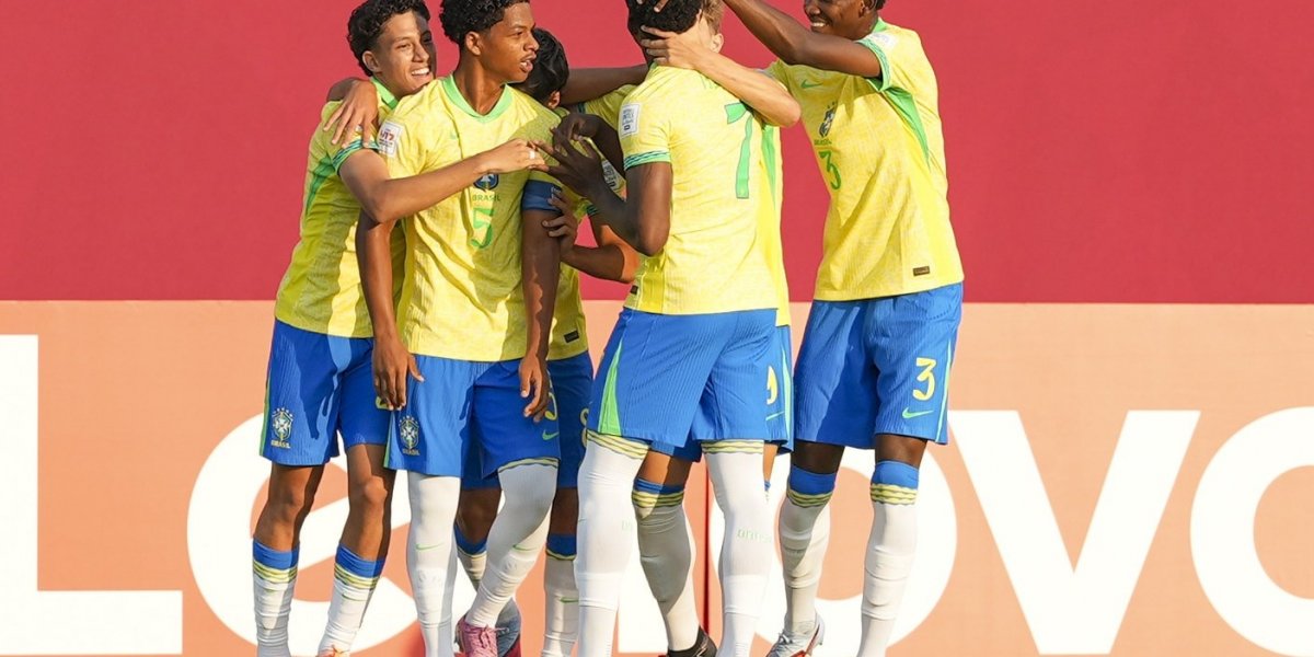Jogadores da Seleção Brasileira sub-17 comemorando gol