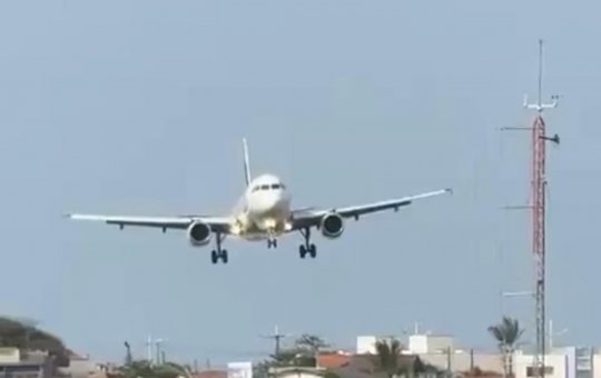 Avião pousa de lado e assusta internautas