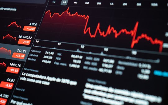 Ibovespa bate 10º recorde consecutivo e fecha acima dos 154 mil pontos; Dólar cai novamente