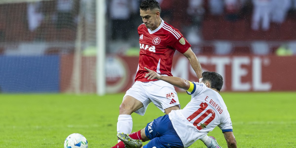 Everton Ribeiro dando um carrinho