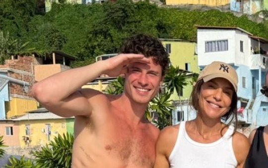 Shawn Mendes curte manhã de praia em Salvador e posa com fãs no Porto da Barra