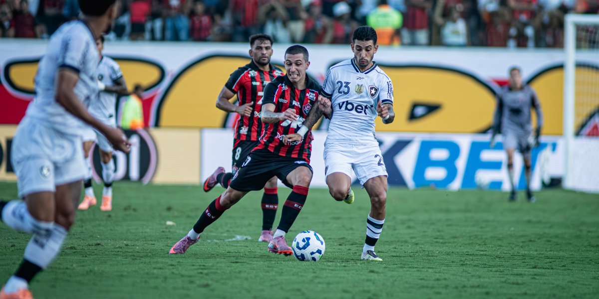 Aitor Cantalapiedra, do Vitória, disputa a bola com Santi Rodríguez, do Botafogo