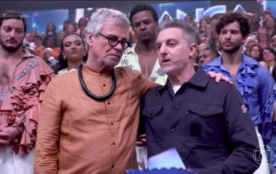 Carlinhos de Jesus volta a andar e emociona o público no palco do Domingão