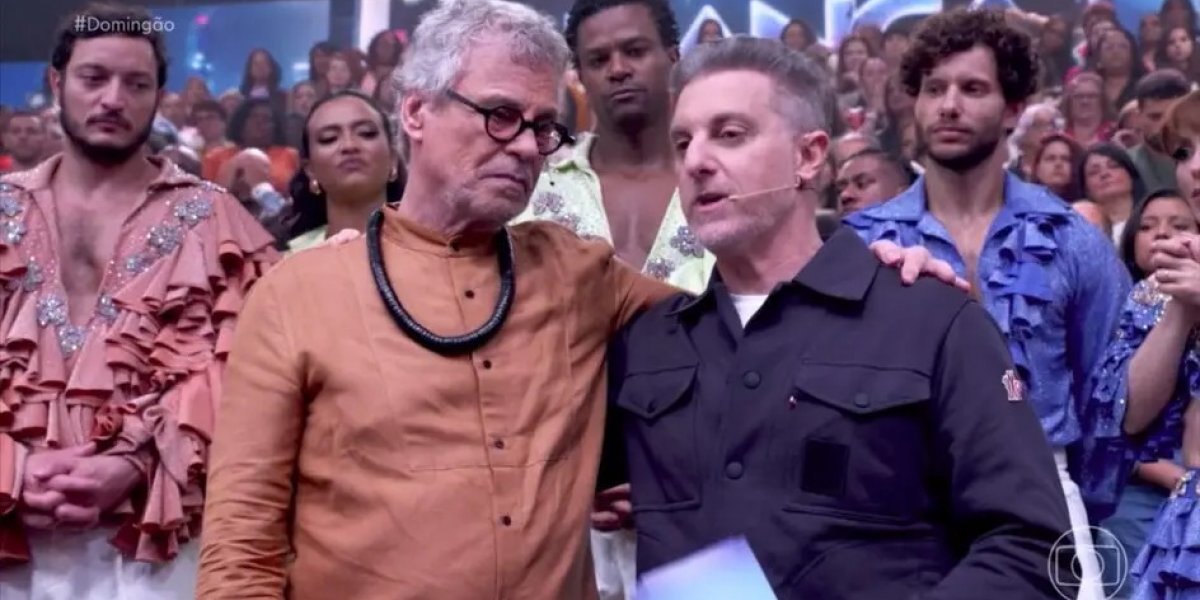 Carlinhos de Jesus volta a andar e emociona o público no palco do Domingão