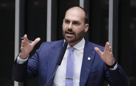 Após ser chamado de louco, Eduardo Bolsonaro dispara contra governador: “político bosta”