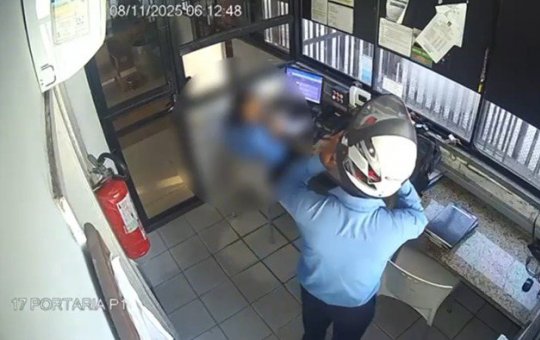 Porteiro usa capacete para agredir uma colega de trabalho em Salvador; vídeo mostra a ação