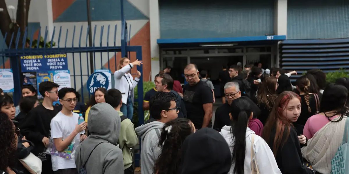 Estudantes em frente a um colégio