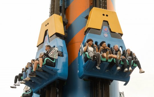 Família fica presa a 100 metros de altura após brinquedo travar no Beto Carrero