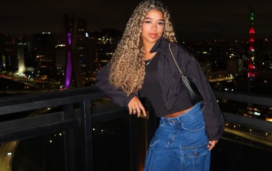 Vivi Noronha "comemora" término e provoca: "Voltei pro clube das mamães solteiras e gostosas"