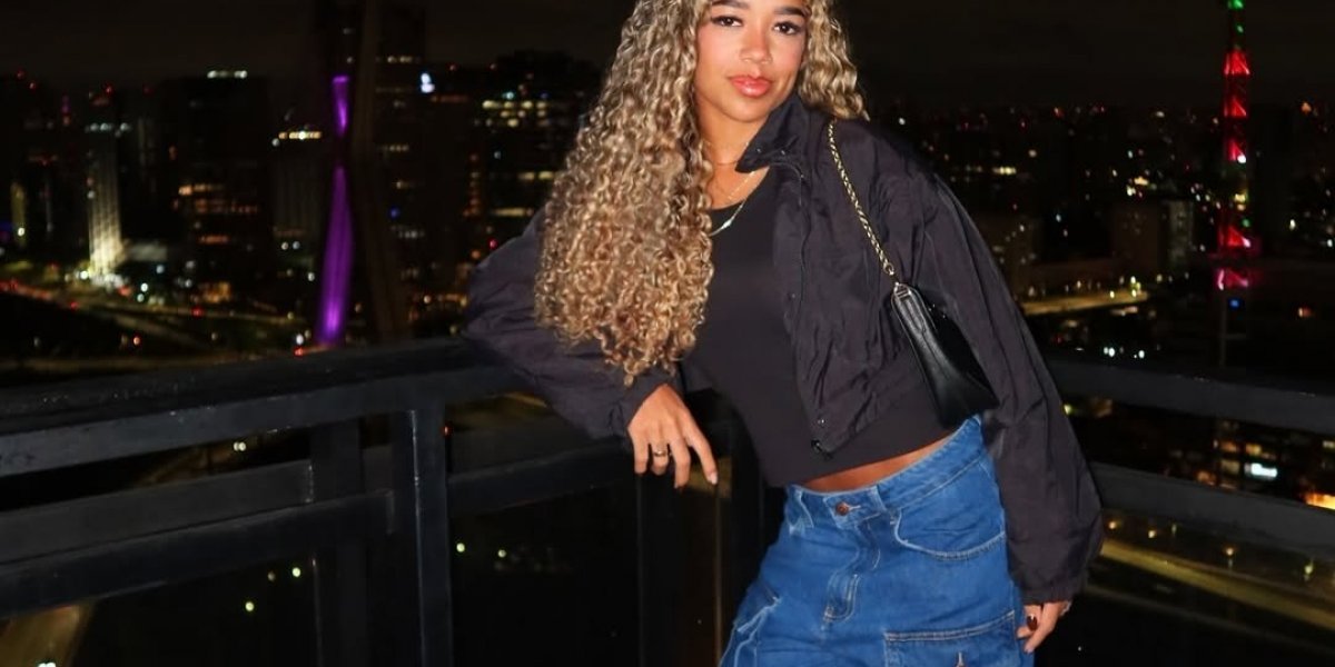 Vivi Noronha "comemora" término e provoca: "Voltei pro clube das mamães solteiras e gostosas"