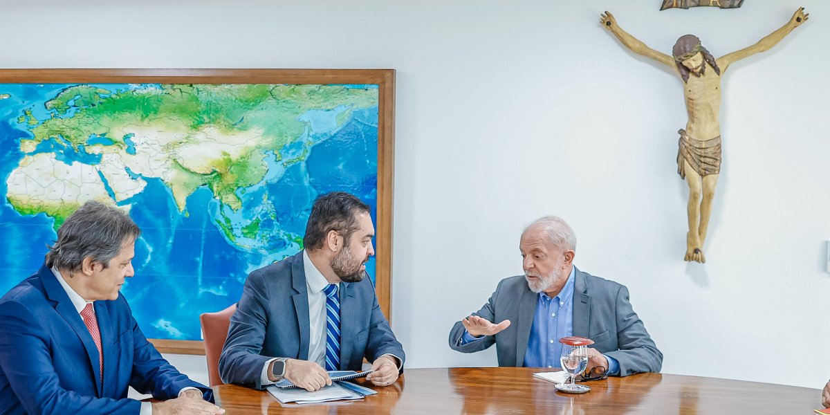 Lula durante reunião com Cláudio Castro, no Palácio do Planalto em 2024