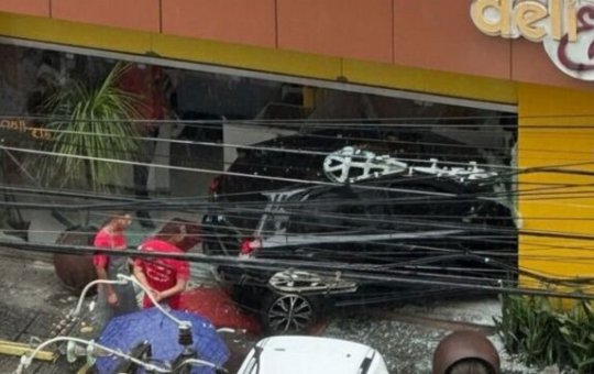 Carro invade padaria na Graça e deixa uma pessoa ferida