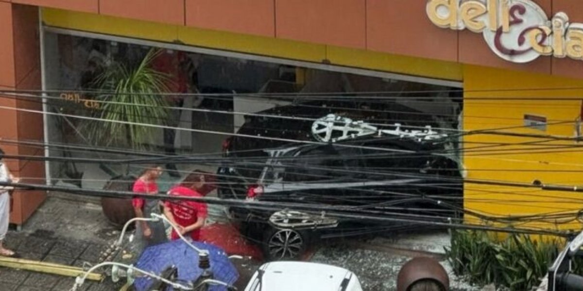 Carro invade padaria na Graça e deixa uma pessoa ferida