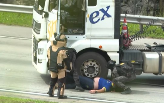 Motorista sequestrado e amarrado a suposta bomba desmaia durante resgate em São Paulo