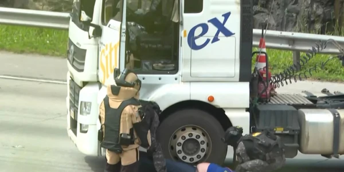 Motorista sequestrado e amarrado a suposta bomba desmaia durante resgate em São Paulo