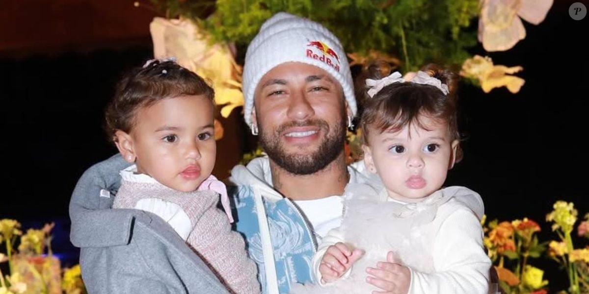 Neymar ao lado de Mavie, sua primeira filha com Bruna Biancardi, e Helena, fruto do caso extraconjugal com Amanda Kimberlly