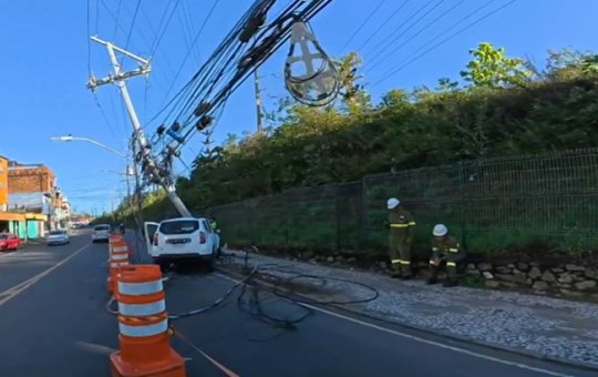 Carro colide com poste e provoca falta de energia na Avenida São Rafael, em Salvador