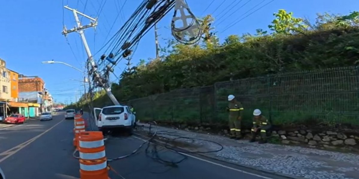 Carro colide com poste e provoca falta de energia na Avenida São Rafael, em Salvador