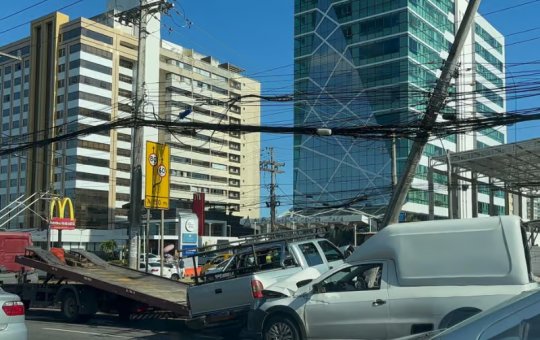 Dois carros se envolvem em acidente e derrubam poste na Avenida Paralela