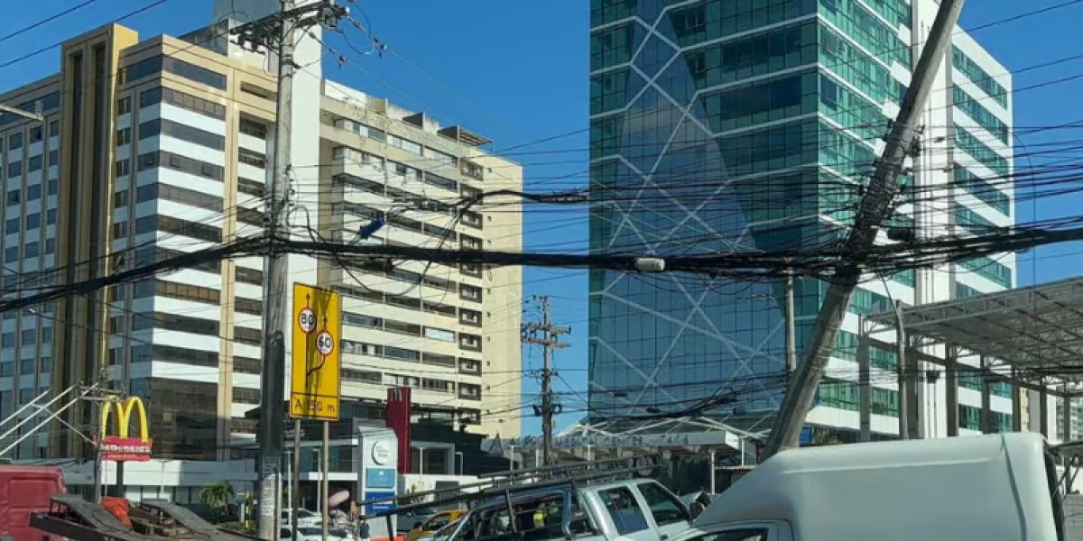 Carros colidiram e um deles atingiu um poste