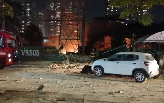 Explosão seguida de incêndio causa destruição e deixa um morto e vários feridos na Zona Leste de SP