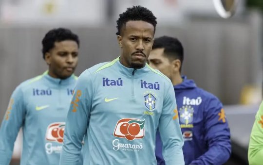 Em dia de treino em Londres, Ancelotti testa nova linha defensiva