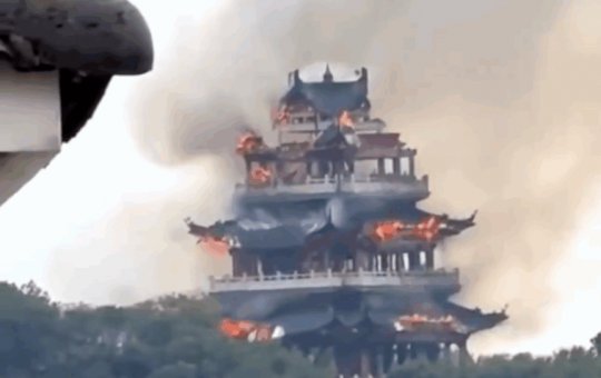 Incêndio atinge templo histórico de 1.500 anos na China