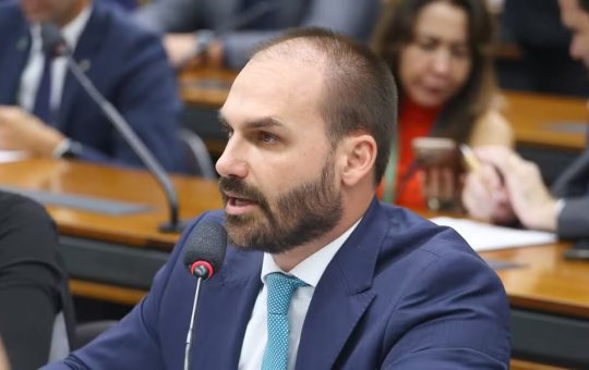 Moraes e Dino votam para aceitar denúncia e tornar Eduardo Bolsonaro réu por tentar coagir o STF