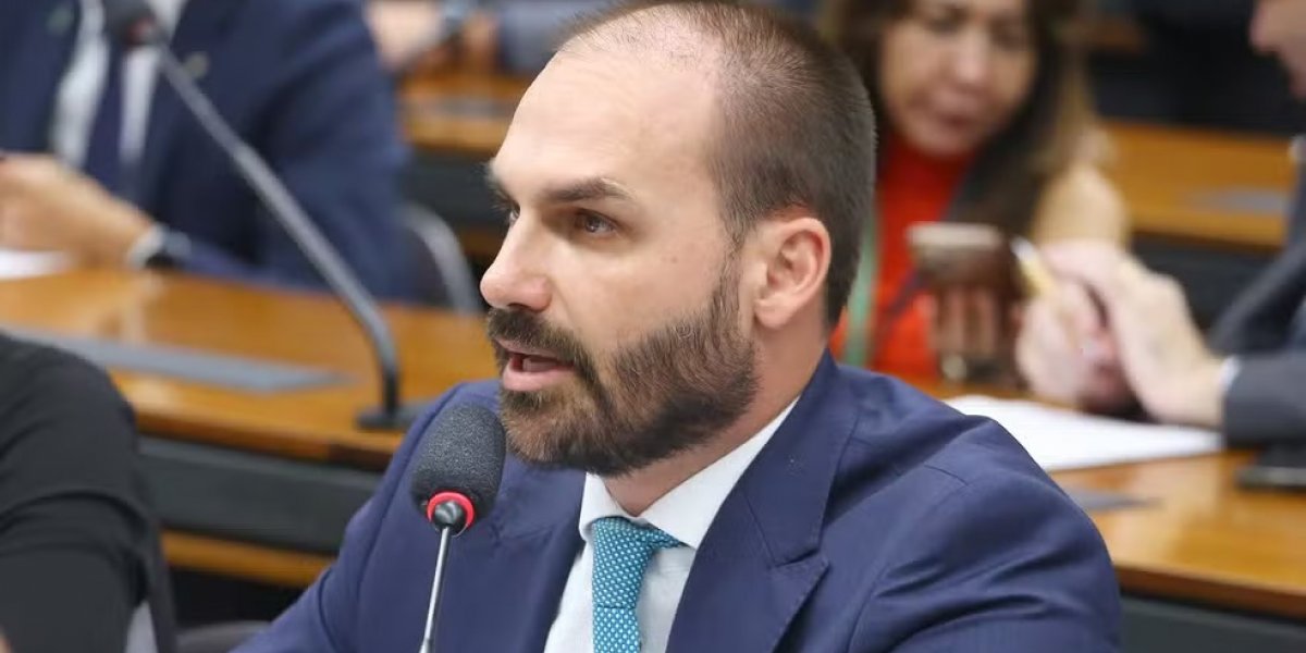 Moraes e Dino votam para aceitar denúncia e tornar Eduardo Bolsonaro réu por tentar coagir o STF