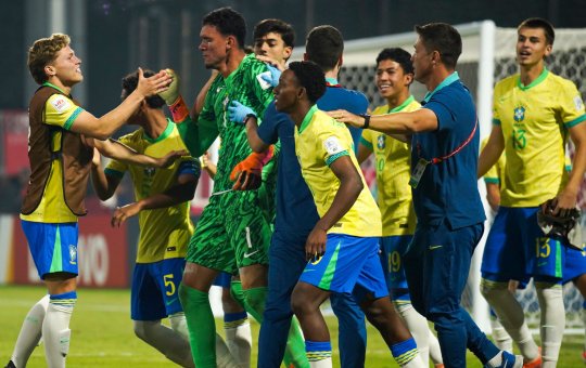 Brasil vence nos pênaltis e avança de fase na Copa do Mundo sub-17. Joia do Bahia deixa o jogo aos prantos