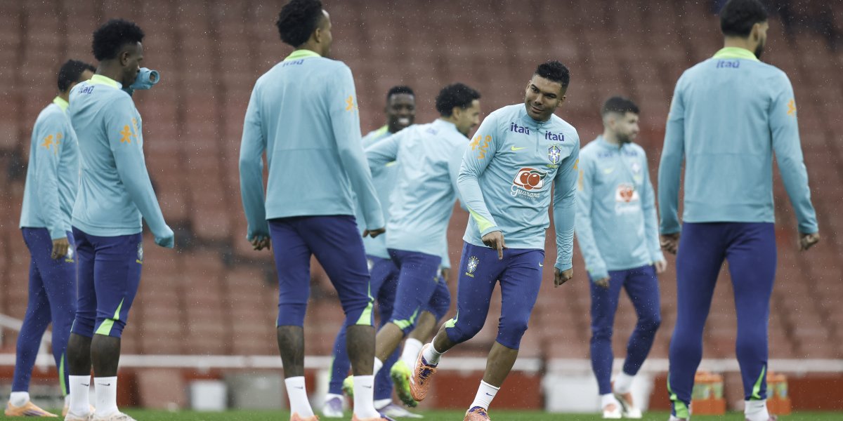 Jogadores da Seleção Brasileira treinando