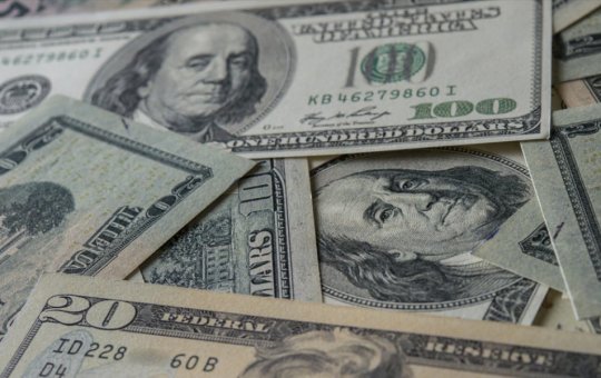 Dólar recua e Ibovespa volta a subir depois de semana de quedas