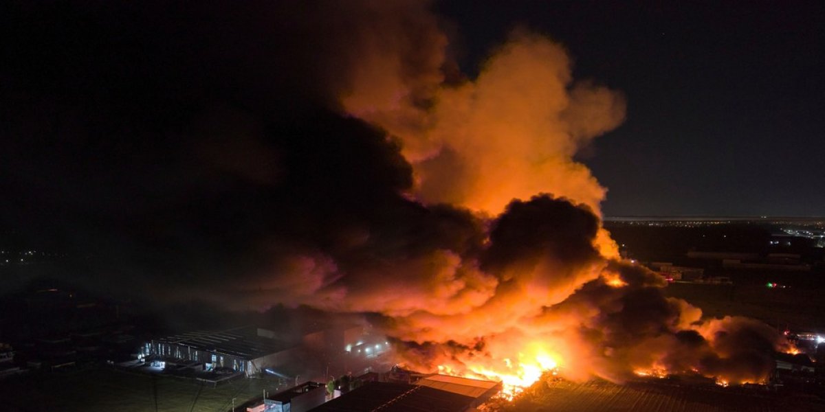 Uma área industrial pegou fogo na Provínicia de Buenos Aires, na Argentina
