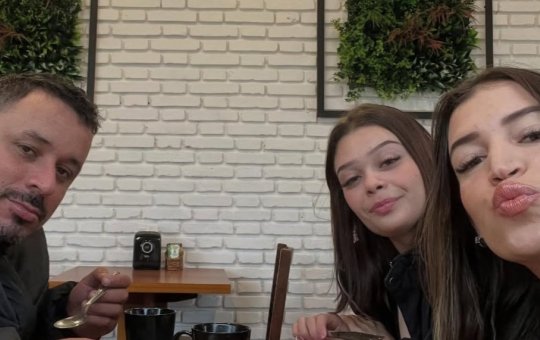 Familia 'incomum' faz sucesso na internet após divulgar rotina de marido com quatro esposas