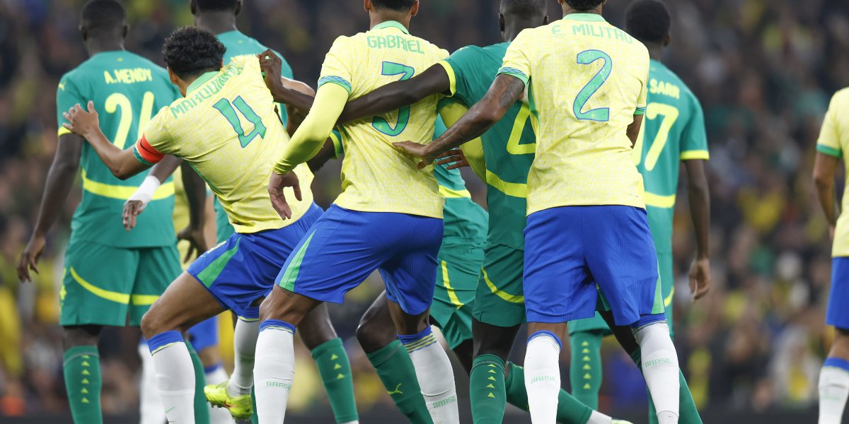 Zagueiros da Seleção Brasileira no amistoso contra Senegal, no último sábado (15)