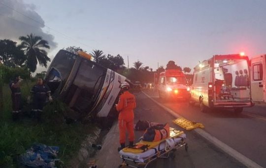 Colisão frontal entre carro e caminhão deixa duas pessoas mortas na BR-116