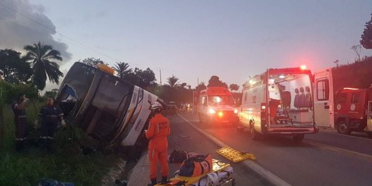 Colisão frontal entre carro e caminhão deixa duas pessoas mortas na BR-116