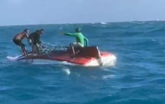 Pai e Filho são resgatados vivos após passarem 24 horas à deriva em mar do Ceará