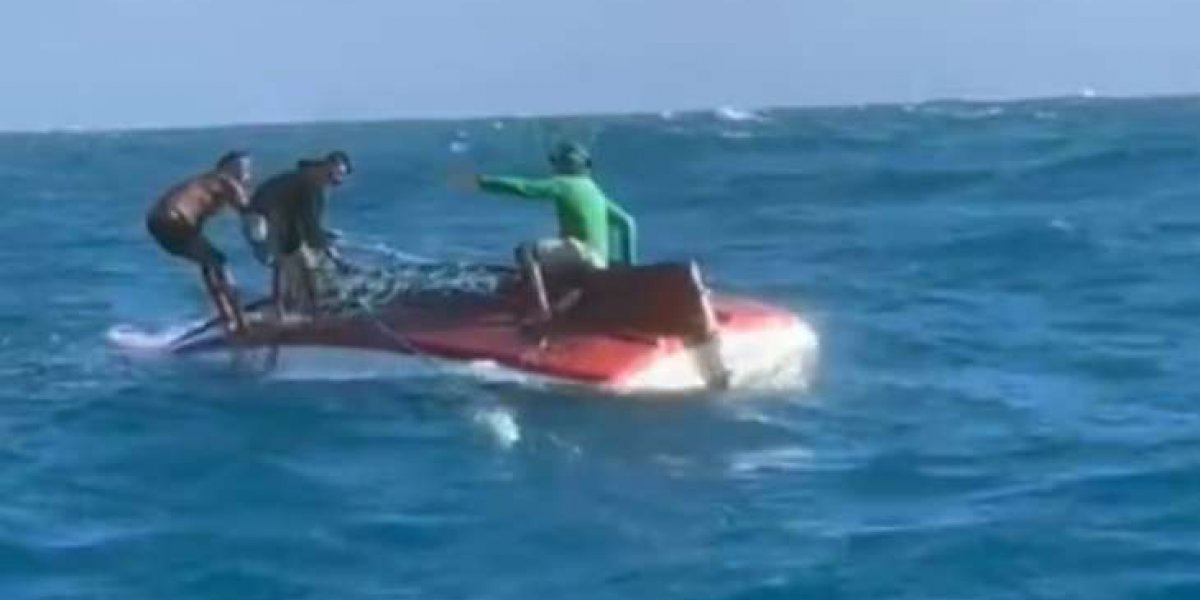 Pai e Filho são resgatados vivos após passarem 24 horas à deriva em mar do Ceará