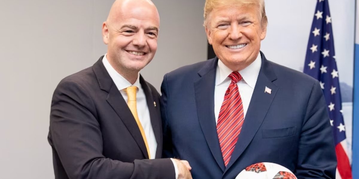 Gianni Infantino, presidente da FIFA, ao lado de Donald Trump, presidente dos Estados Unidos