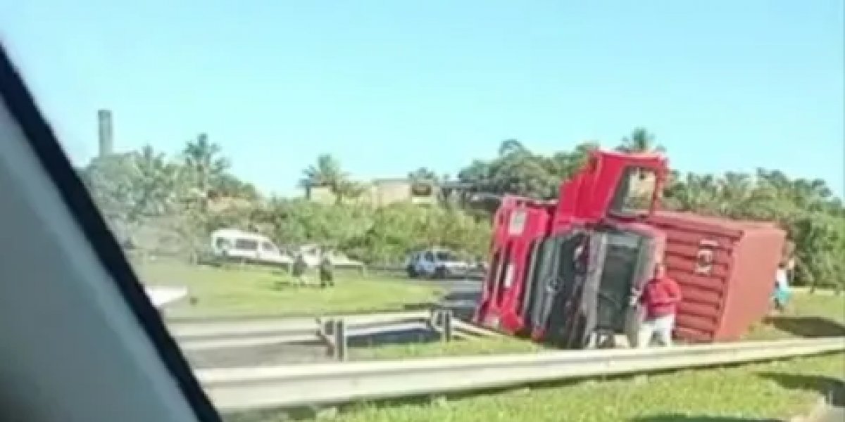 Caminhão tomba e carga é saqueada por moradores em Dias d’Ávila