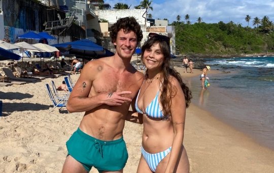 Após três dias, Shawn Mendes volta a Salvador e visita praia no Rio Vermelho