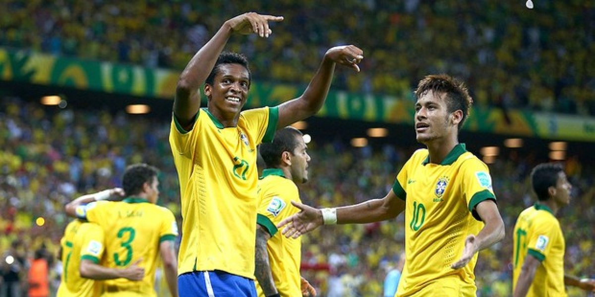 Jô, preso nesta terça-feira (18), comemora gol junto a Neymar