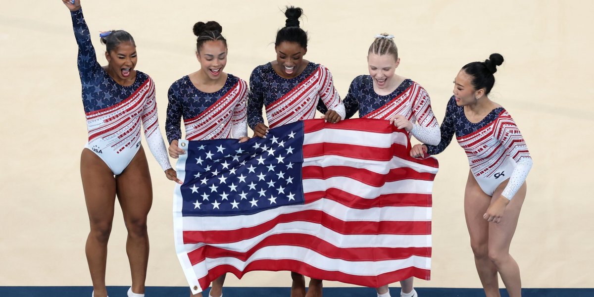 MyKayla Skinner é a quarta ginasta da esquerda para direita e aparece ao lado de Simone Biles